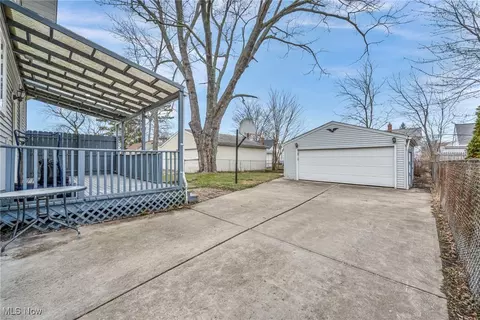 30025 Robert St, Wickliffe, OH 44092 photo 9