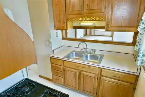 Kitchen - 143 Marshall Ave W, Warren, OH 44483 photo 4 of 4