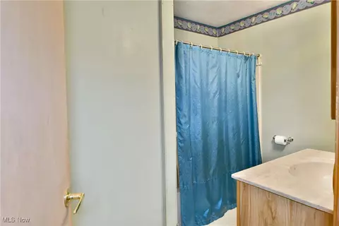 Bath - 143 Marshall Ave W, Warren, OH 44483 photo 1 of 5