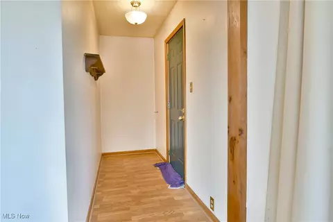 Entry Way - 143 Marshall Ave W, Warren, OH 44483 photo 1 of 3