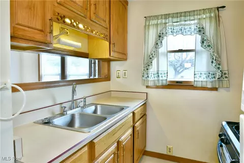 Kitchen - 143 Marshall Ave W, Warren, OH 44483 photo 1 of 4