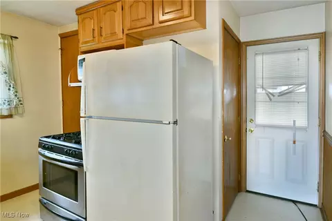 Kitchen - 143 Marshall Ave W, Warren, OH 44483 photo 2 of 4
