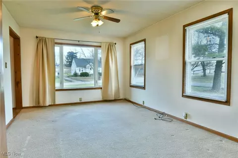 Living - 143 Marshall Ave W, Warren, OH 44483 photo 4 of 9