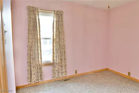 Bedroom - 143 Marshall Ave W, Warren, OH 44483 photo 5 of 6