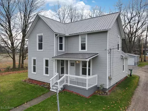 208 E Middle St, Burbank, OH 44214