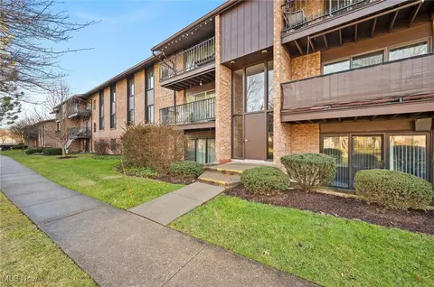 16460 Heather Ln #102, Middleburg Heights, OH 44130