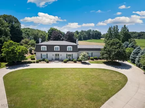 8734 Baneberry Cir NW, Clinton, OH 44216