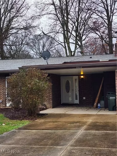 9530 Fernwood Dr, Olmsted Falls, OH 44138