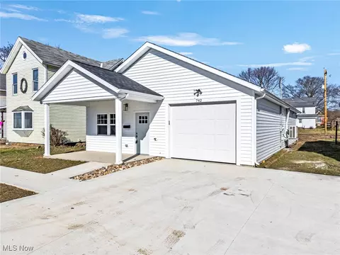 742 Elm St, Coshocton, OH 43812