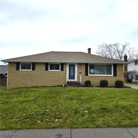 5700 Regency Dr, Parma, OH 44129