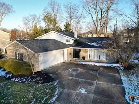 3675 Archwood Dr, Rocky River, OH 44116