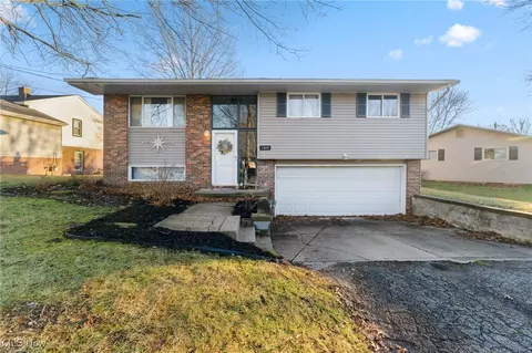 1403 Sunny Dr, Girard, OH 44420