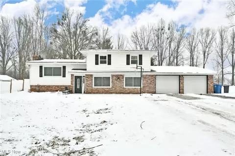 2930 Mellgren Dr SW, Warren, OH 44481