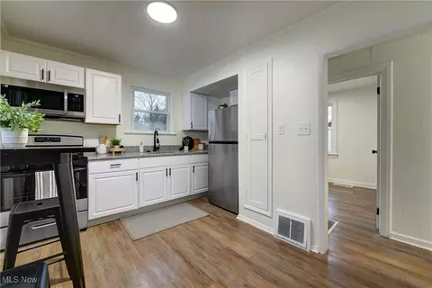 Entry Way - 41834 Adelbert St, Elyria, OH 44035 photo 3 of 4