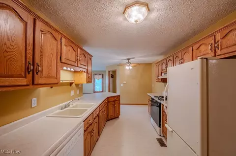 128 E 5th St, Williamstown, WV 26187 photo 11