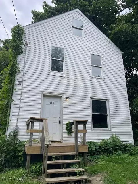 985 Ridgeway Dr, Akron, OH 44311 photo 1