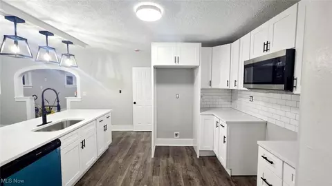 Entry Way - 600 Dewitt St, Lorain, OH 44055 photo 1 of 1