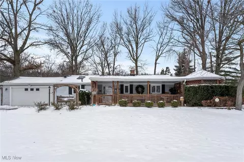 172 Crestwood Dr, Avon Lake, OH 44012