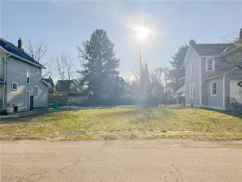 52 Norwood St, Barberton, OH 44203