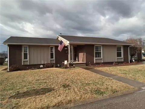 1563 Susanne Cir, Belpre, OH 45714