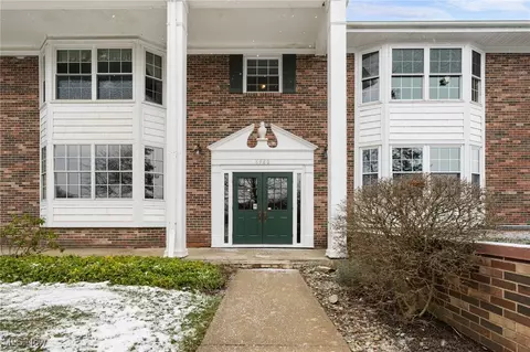 6980 Carriage Hill Dr #102, Brecksville, OH 44141