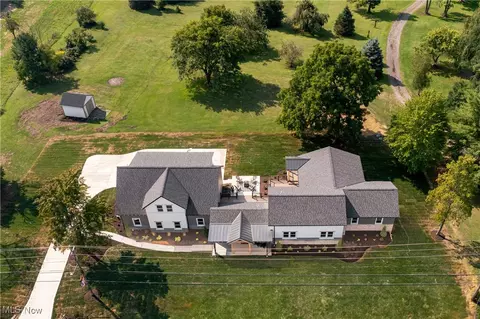 1572 Bell Rd, Chagrin Falls, OH 44022