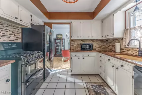 Kitchen - 361 Colgate Ave, Elyria, OH 44035 photo 2 of 3