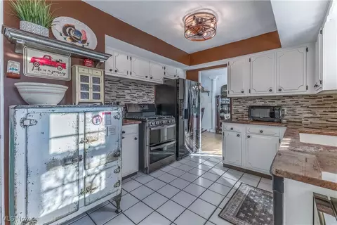 Kitchen - 361 Colgate Ave, Elyria, OH 44035 photo 3 of 3