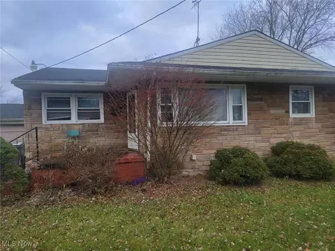 84 Bassett Ln, Youngstown, OH 44505