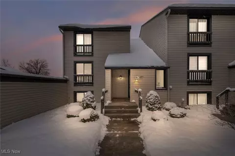 6290 Greenwood Pkwy #103, Northfield, OH 44067