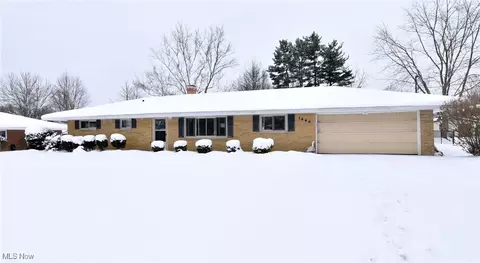1440 Meadowlawn Dr, Macedonia, OH 44056