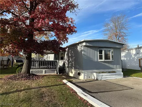 3265 Azalea Dr, Ravenna, OH 44266