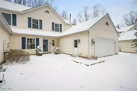 5815 Pineview Ln #B, Willoughby, OH 44094