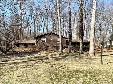 1108 Royal Oak Dr, Chagrin Falls, OH 44022