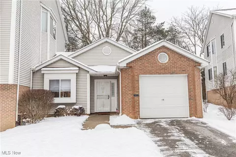 349 Village Pointe Dr #6F, Akron, OH 44313