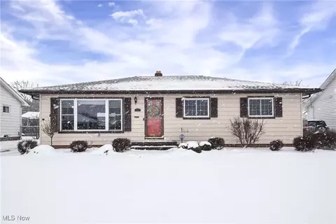 324 E Parkleigh Dr, Seven Hills, OH 44131