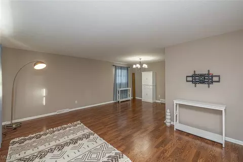 4000 Sanford Dr, Parma, OH 44134 photo 4