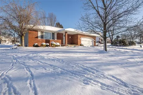 4000 Sanford Dr, Parma, OH 44134 photo 2
