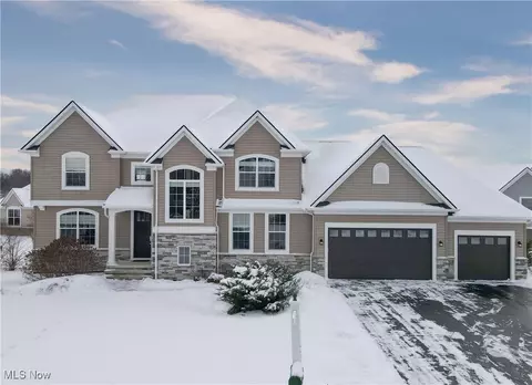 17545 Gates Landing Dr, Chagrin Falls, OH 44023