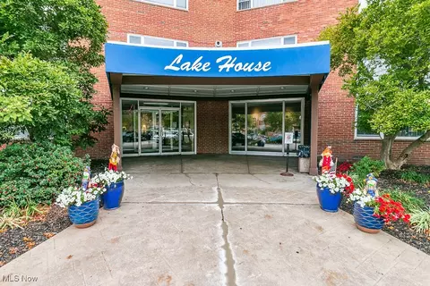 11850 Edgewater Dr #816, Lakewood, OH 44107