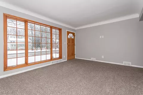 762 E 305th St, Willowick, OH 44095 photo 4