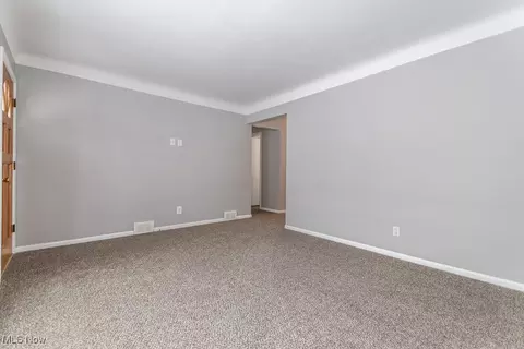 762 E 305th St, Willowick, OH 44095 photo 3
