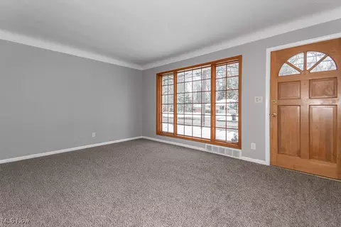 762 E 305th St, Willowick, OH 44095 photo 2