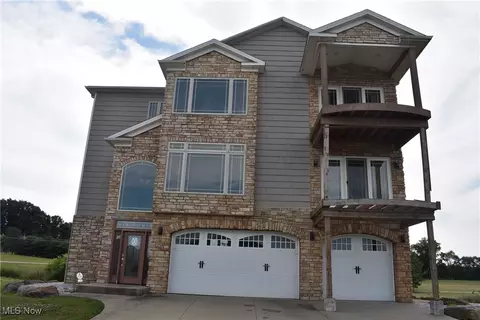 29 Shores Dr, Youngstown, OH 44514