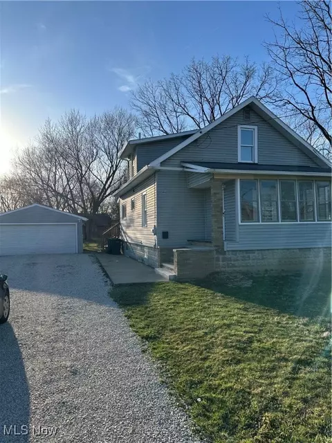 60 Taylor Rd, Barberton, OH 44203