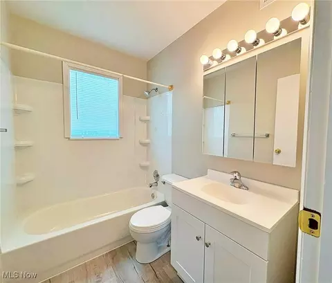 Bath - 3928 Meadow Ln, Lorain, OH 44055 photo 1 of 1