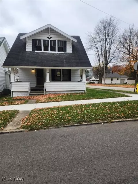 1018 W Hopocan Ave, Barberton, OH 44203