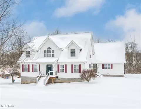 209 Canfield Dr, Chardon, OH 44024