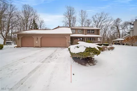 8638 Harvest Home Dr, Mentor, OH 44060
