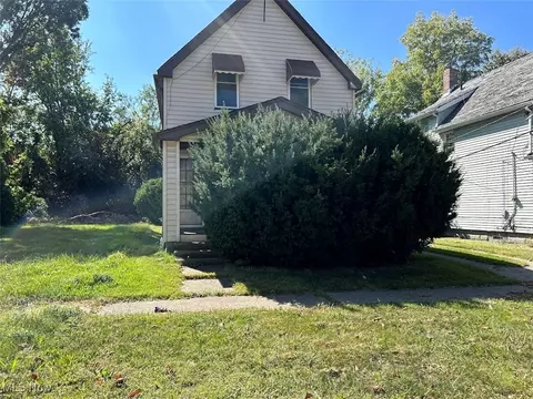 15926 Whitcomb Rd, Cleveland, OH 44110